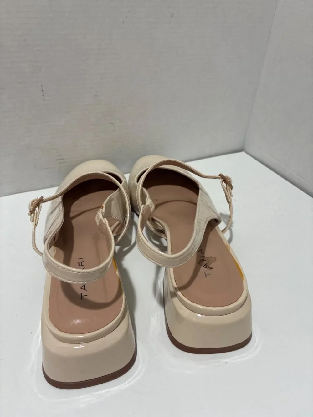 Tahari Womens Gogo beige slingback pumps low block heel buckle strap size 8